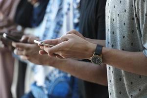 grupo de empresários de inicialização multiétnica usando telefones inteligentes foto