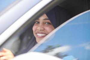 mulher árabe viajando de carro foto