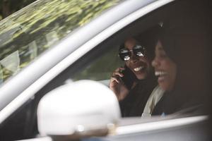 casal de mulher árabe viajando de carro foto
