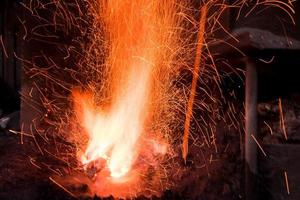 fornalha de ferreiro tradicional com fogo ardente foto