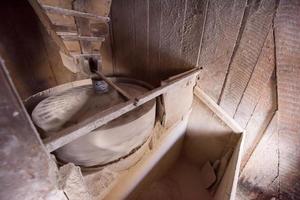 interior do moinho de água de madeira retrô foto