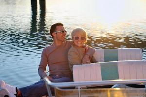 casal apaixonado tem tempo romântico no barco foto