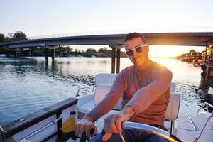 retrato de jovem feliz no barco foto