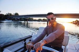 retrato de jovem feliz no barco foto