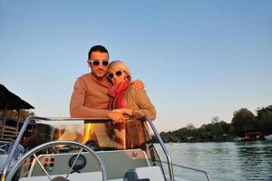 casal apaixonado tem tempo romântico no barco foto