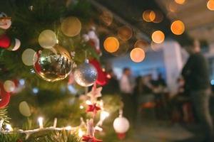 decoração da árvore de natal na festa do escritório foto