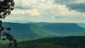 panorama de altas montanhas na tailândia maravilhosa paisagem de estação chuvosa nas montanhas tem todo o céu nuvens e névoa. foto