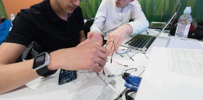 alunos de TI na sala de aula de ciência da computação foto