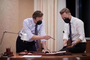 pessoas de negócios usando máscara facial de proteção contra vírus crona na reunião foto