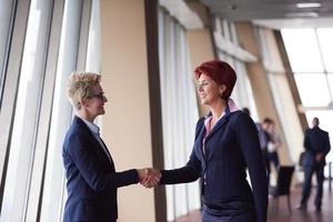 mulheres de negócios fazem acordo e aperto de mão foto