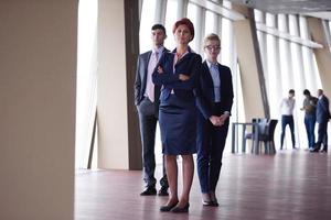 grupo de empresários diversos com mulher ruiva na frente foto