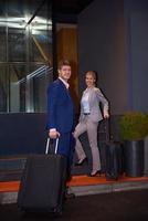 casal de empresários entrando no hotel foto