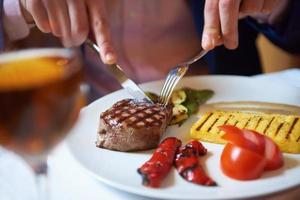 homem de negócios comendo carne saborosa stak foto