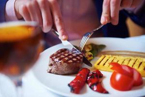 homem de negócios comendo carne saborosa stak foto