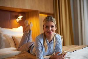 mulher de negócios jovem relaxante no quarto de hotel foto