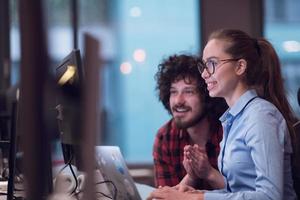 empresária sorridente com experiência no trabalho em treinamento de projetos de negócios, treinador, colega de trabalho, agradável, consultora qualificada, consultora, auxiliando o cliente masculino no laptop foto