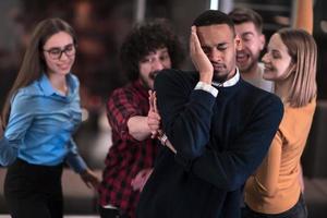 um grupo de jovens empresários se diverte jogando jogos interessantes enquanto faz uma pausa no trabalho em um escritório moderno. foco seletivo foto