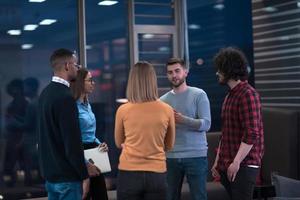 equipe de sucesso. grupo de jovens empresários trabalhando e se comunicando juntos no escritório criativo. foco seletivo foto