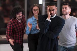 um grupo de jovens empresários se diverte jogando jogos interessantes enquanto faz uma pausa no trabalho em um escritório moderno. foco seletivo foto