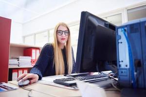 mulher de negócios trabalhando no computador no escritório foto