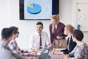 grupo de jovens empresários na reunião no escritório moderno foto