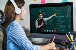 retrovisor de estudante asiático aprendendo online