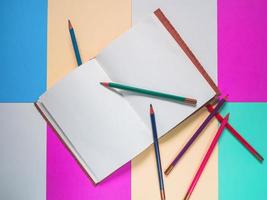 caderno em um fundo colorido foto