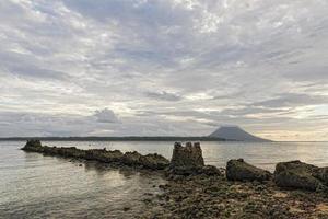 ilha paradisíaca tropical turquesa siladen ao pôr do sol foto