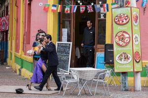 buenos aires, argentina - 9 de maio de 2015 - dançarina de tango em la boca casa pintada em buenos aires foto