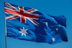 bandeira da austrália isolada enquanto acenava foto