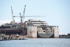 costa concordia naufrágio no porto de genoa foto