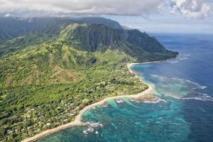 vista aérea da costa de kauai napali foto