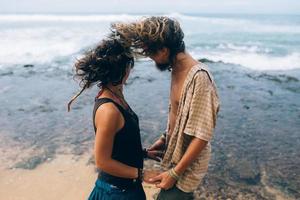 retrato de casal na praia foto