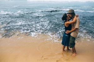 retrato de casal na praia foto