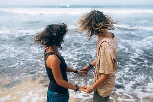 retrato de casal na praia foto