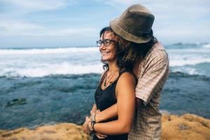 retrato de casal na praia foto