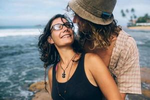 retrato de casal na praia foto