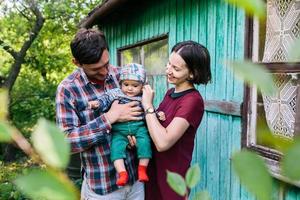 retrato de família ao ar livre foto