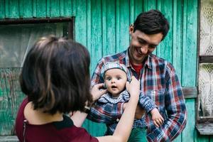 retrato de família ao ar livre foto