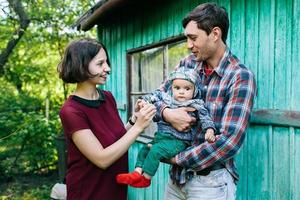 retrato de família ao ar livre foto