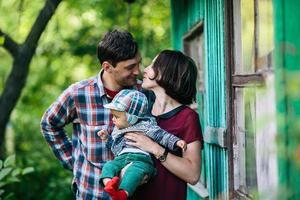 retrato de família ao ar livre foto