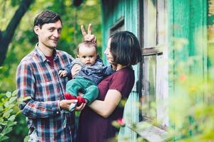 retrato de família ao ar livre foto