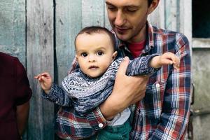 retrato de família ao ar livre foto