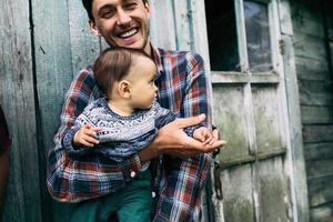 retrato de família ao ar livre foto