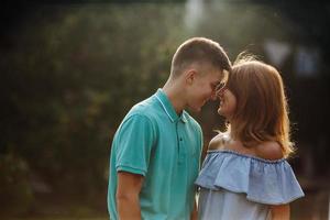 casal retrato ao ar livre foto