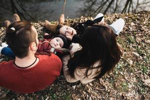 retrato de família ao ar livre foto