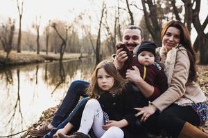 retrato de família ao ar livre foto