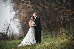 retrato de casal ao ar livre foto