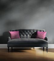 sofá elegante contemporâneo de veludo cinza com almofadas rosa