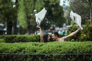 casal retrato ao ar livre foto